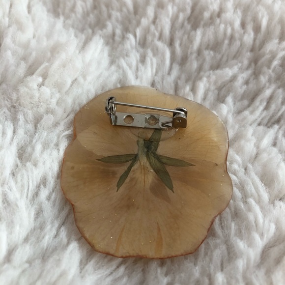 ✨Pressed Flower Brooch✨ - Picture 2 of 3